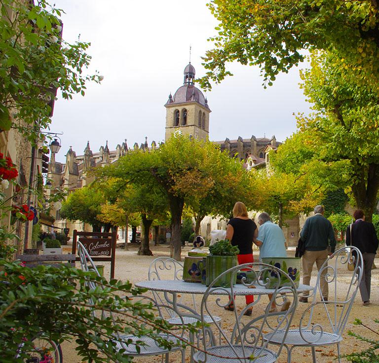 Grande cour de l'Abbaye à Saint-Antoine l'Abbaye ©Roseline Izquierdo