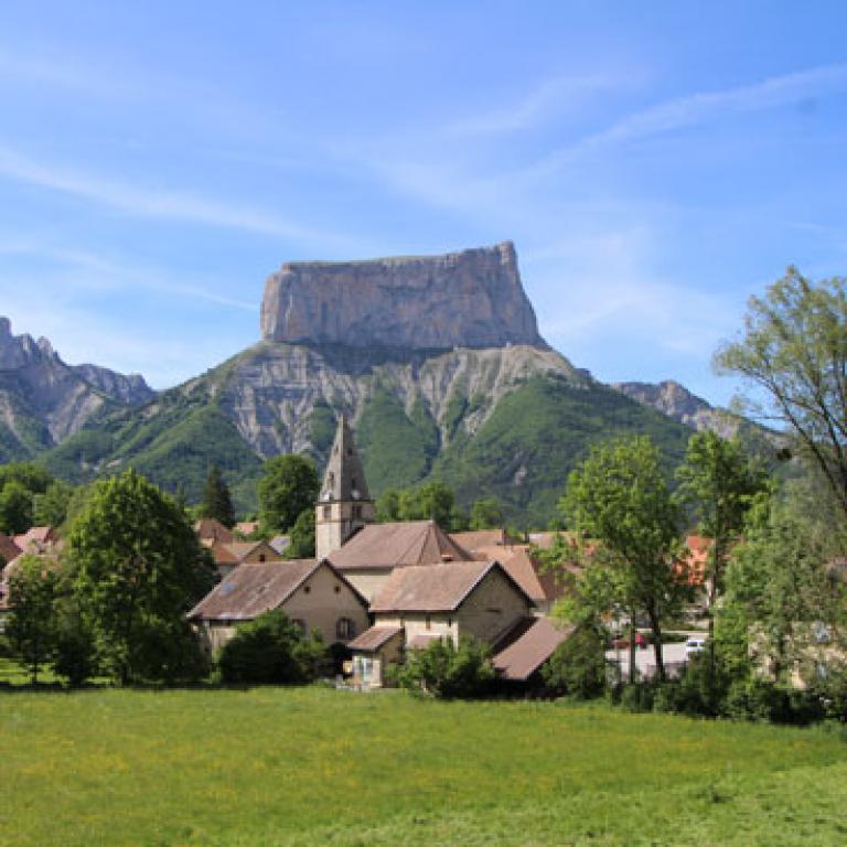 Le Mont-Aiguille depuis Chichilianne - ©OT Trièves